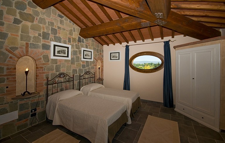 Rustic and elegant bedrooms for your stay in the Tuscan hil