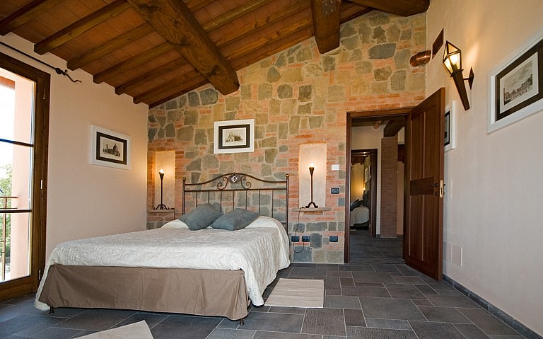 Large double bedroom with view over Tuscany hills
