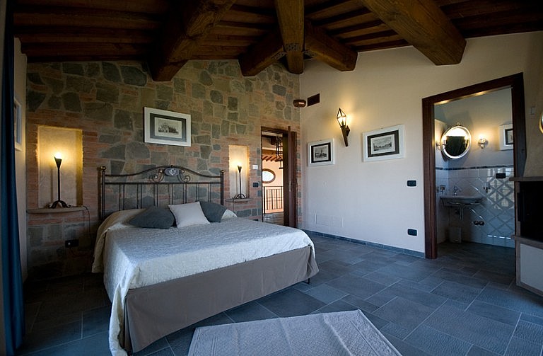 Bedrooms with en-suite bathroom in Tuscan villa for 8