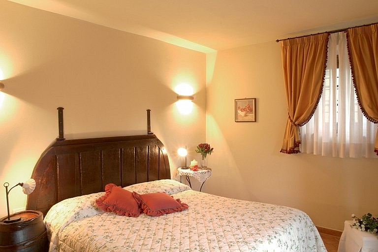Rustic style bedrooms in Tuscan agriturismo near Volterra