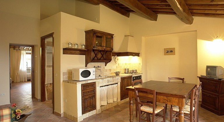 Roomy units with kitchen, bathroom and double bedroom in central Tuscany