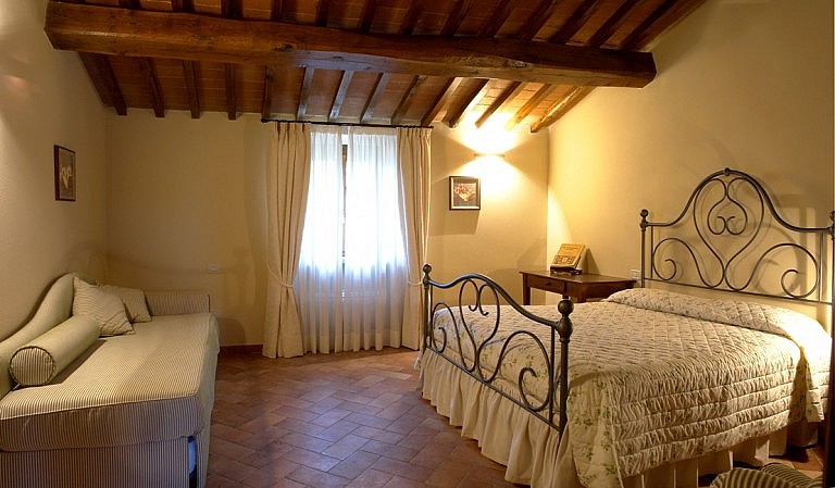 Bedroom for 3 people in charming agriturismo in Volterra