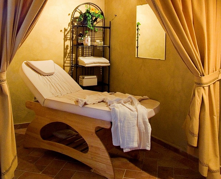 Massage lounge in a Tuscan agriturismo in Volterra