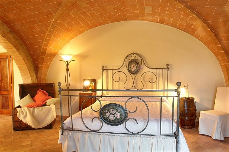 Suite in a typical Tuscan house with terracotta-tiled vaults