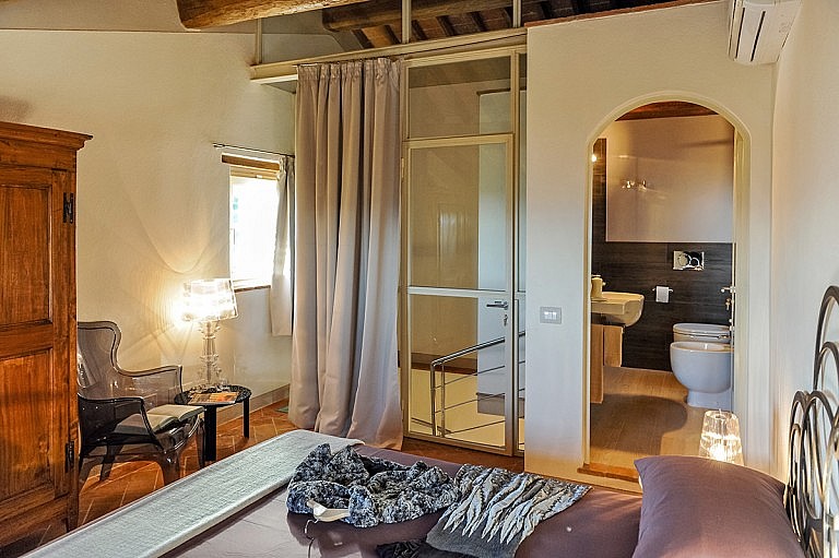Very cozy bedroom with bathroom ensuite and stunnin view over the ountryside of Peccioli