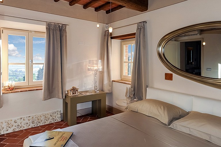 Panoramic stylish bedroom in the Valdera area