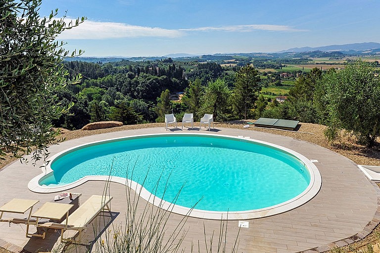 Panoramic pool with view over Peccioli
