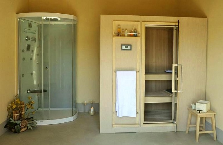 Sauna and jacuzzi shower in luxury resort near San Miniato