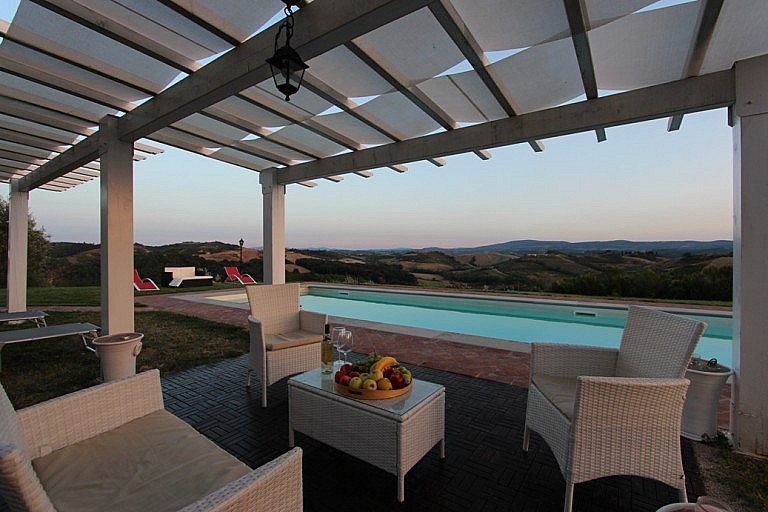 Pool side sheltered sitting area with spectactular Tuscan view