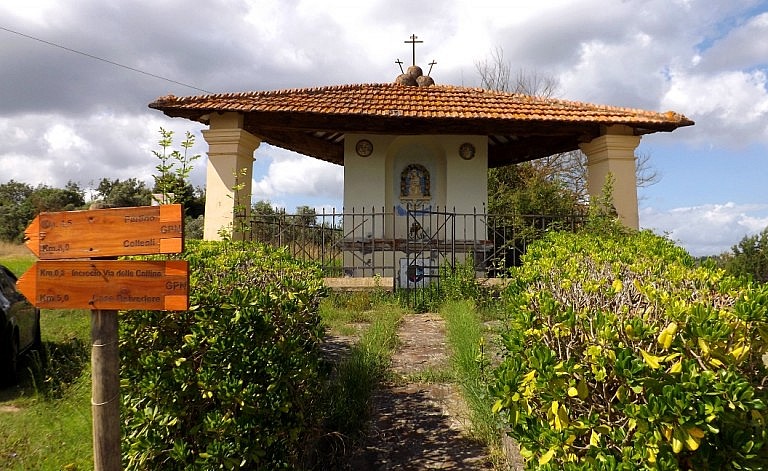 A little image of the virgin in the Tuscan countryside
